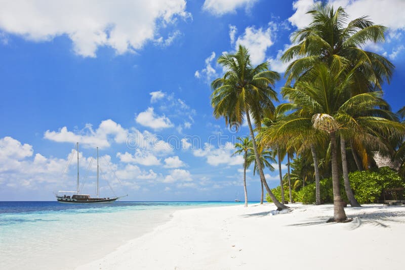 Schönen tropischen Strand mit weißem sand an Sonnenlicht.