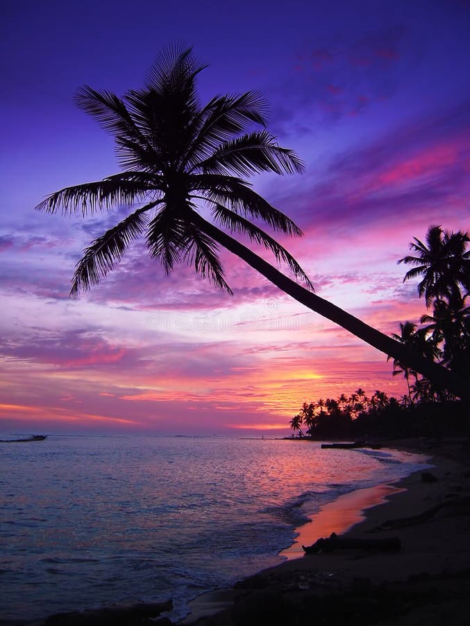 Hermoso atardecer sobre el el mar.