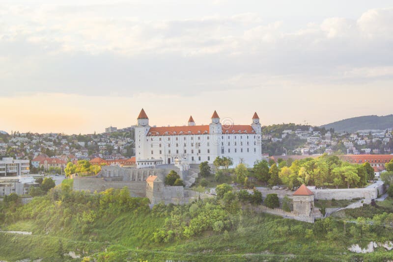 Krásný výhled na Bratislavský hrad na břehu Dunaje ve starém městě Bratislava, Slovensko