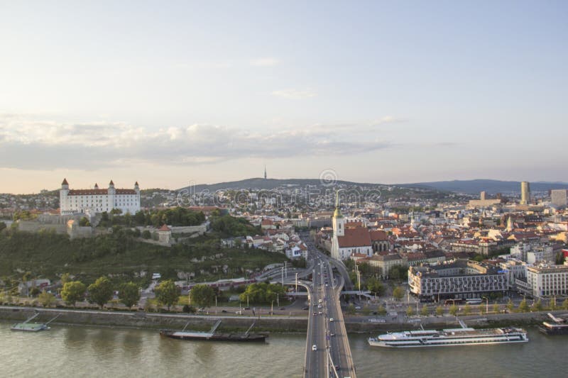 Krásný výhled na Bratislavský hrad na břehu Dunaje ve starém městě Bratislava, Slovensko
