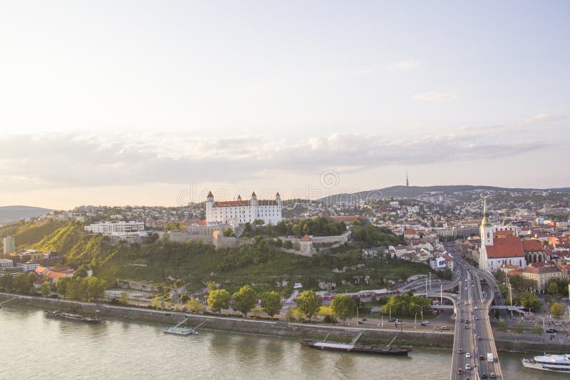 Krásný výhled na Bratislavský hrad na břehu Dunaje ve starém městě Bratislava, Slovensko