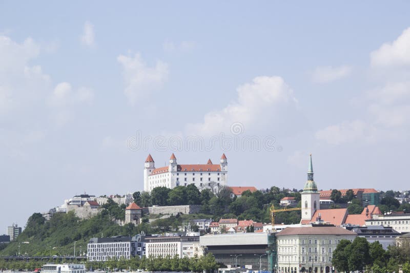 Krásný výhled na Bratislavský hrad na břehu Dunaje ve starém městě Bratislava, Slovensko