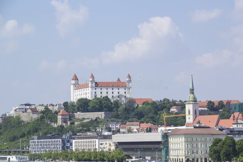 Krásný výhled na Bratislavský hrad na břehu Dunaje ve starém městě Bratislava, Slovensko