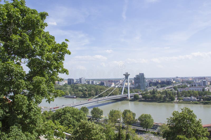 Krásný výhled na bratislavskou UFO věž na břehu Dunaje ve starém městě Bratislava, Slovensko