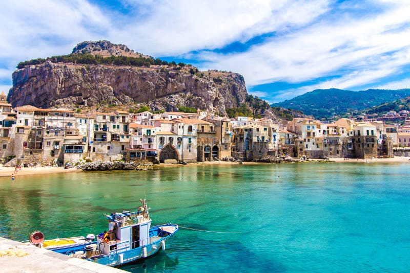 Schöne Aussicht auf cefalu, kleine Stadt am Meer in der Sizilien, Italien.