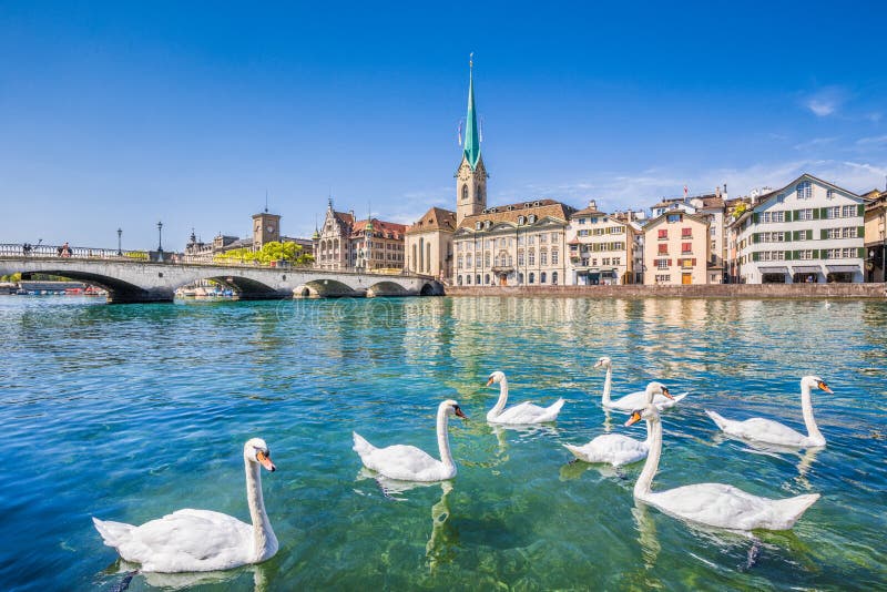 Hermoso de la ciudad de famoso iglesia cisnes sobre el un rio sobre el soleado cielo azul, de,.