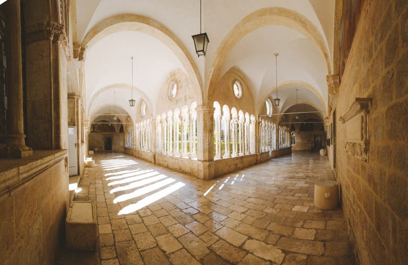 Hermoso de patio franciscano de famoso iglesia a monasterio en, región, Croacia.