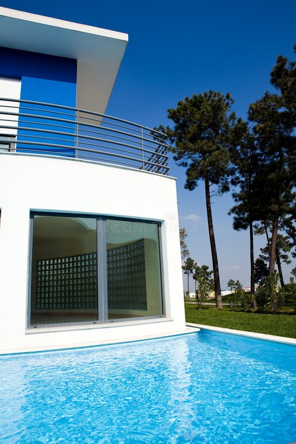 Krásný pohled na moderní holiday villa s bazénem.