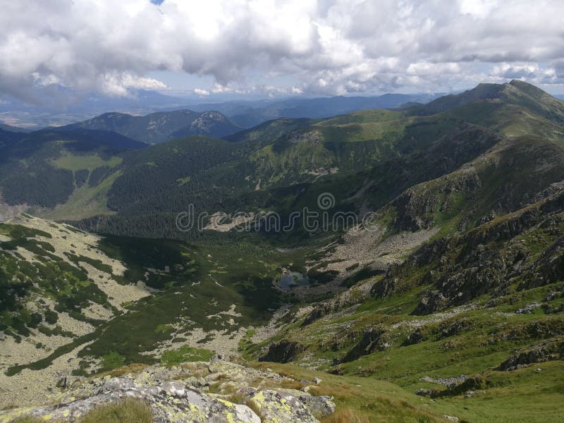 Krásný výhled na přírodní scénu v horách s mraky ve Vysokých Tatrách, Slovensko