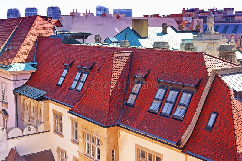 Krásný výhled na starou historickou budovu s červenou střechou