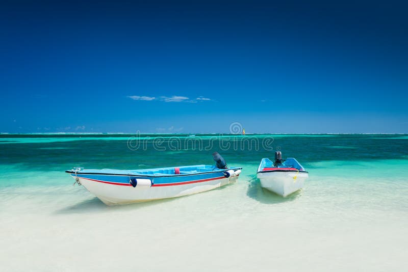 Carribean sea and speed boat for trip adventure on the beach royalty free stock image Carribean sea and speed boat for trip adventure on the beach royalty free stock image