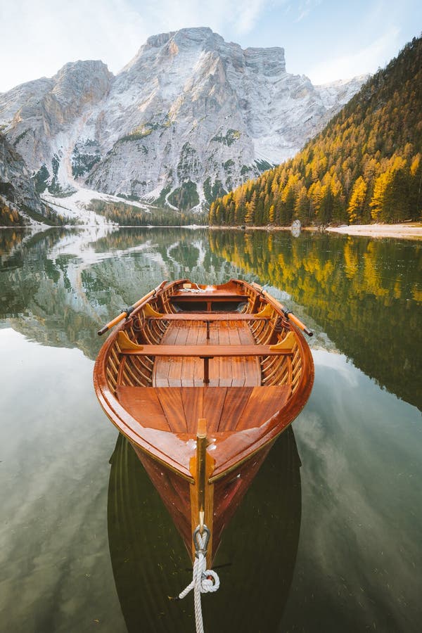 Hermoso de tradicional de madera remo un barco sobre el escénico en dolomitas en escénico manana la luz sobre el amanecer, sur Tirol,.