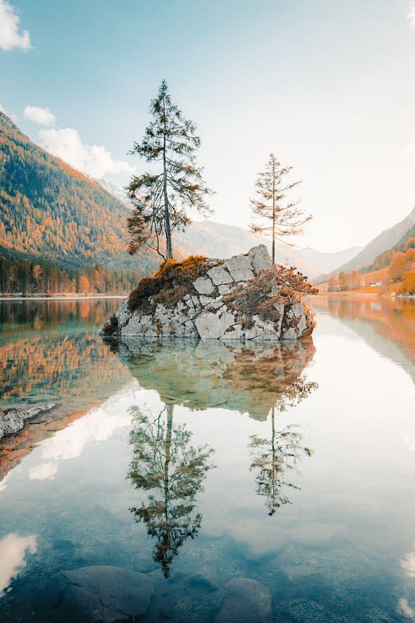 Hermoso de árboles sobre el la roca isla en idílico escenario sobre el encantador sobre el atardecer,, Baviera, alemania.