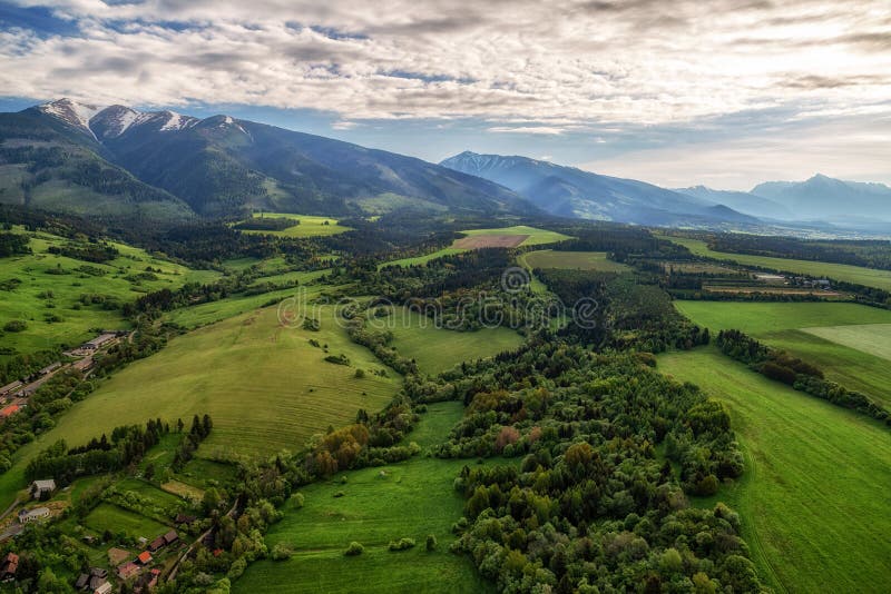 Krásny výhľad na Západné a Vysoké Tatry na Slovensku. Zelená krajina a kopce. Letecké fotografovanie dronom