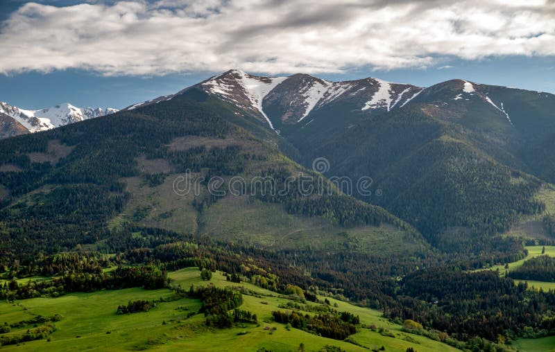 Krásný výhled na Západní Tatry s vrcholem Baranec na Slovensku. Zelená krajina a kopce. Letecké fotografování dronem
