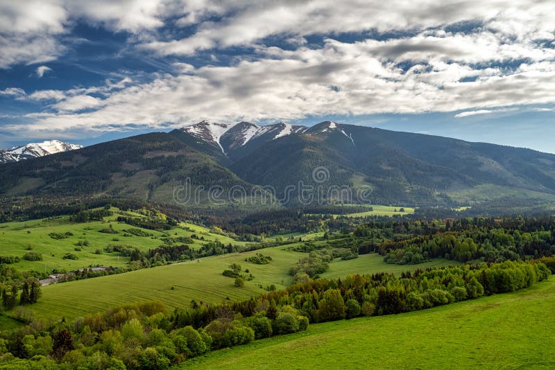 Krásny výhľad na Západné Tatry na Slovensku. Zelená krajina a kopce. Letecké fotografovanie dronom