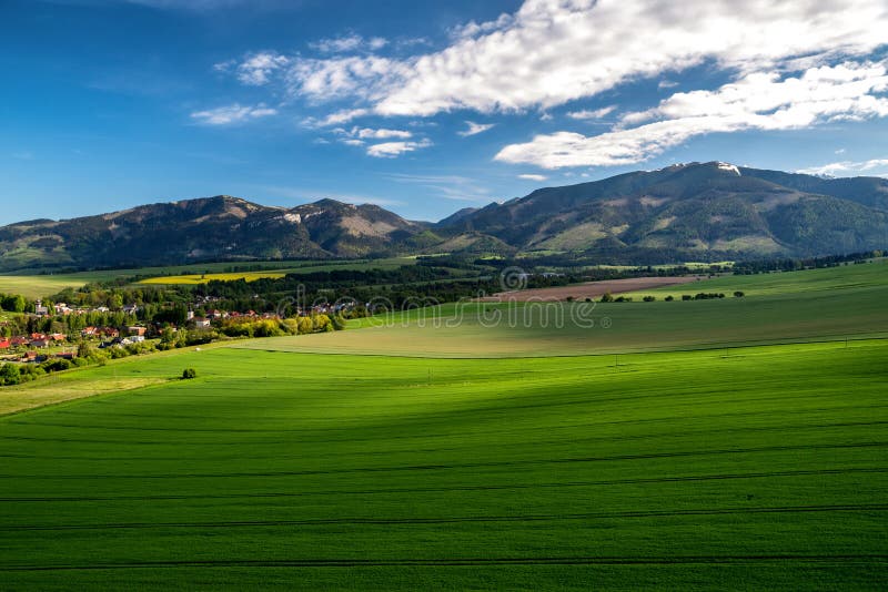 Krásny výhľad na Západné Tatry na Slovensku. vrchol Baranec a Babky v pozadí