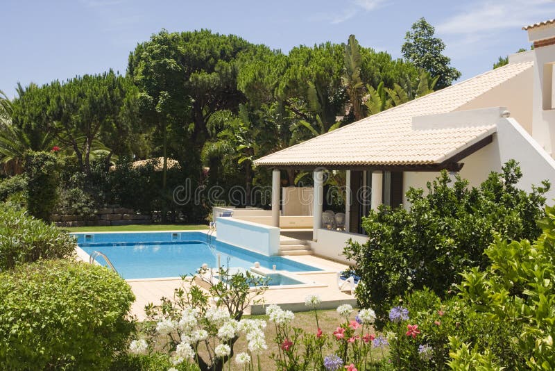 Bellissima villa con un giardino sano e un aggiornamento piscina di acqua in Algarve, nel sud del Portogallo.