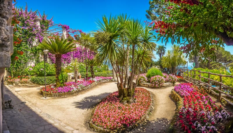 Escénico de hermoso idílico jardín en sobre el famoso Costa el abismo de,,.