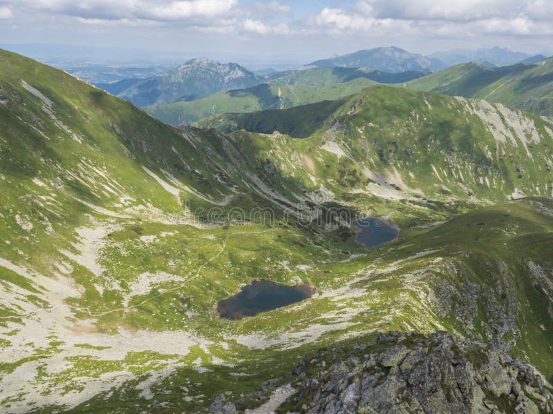 Nádherné živé modré horské jazerá Horné a Dolné Jamnické pleso so zelenými štítmi hôr pohľad z Jamnického sedla