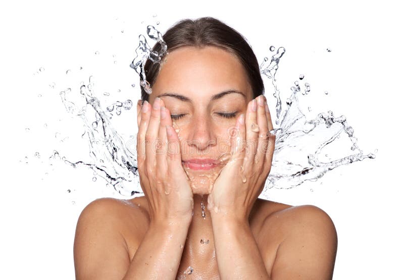 Bella bagnata donna faccia con una goccia d'acqua.