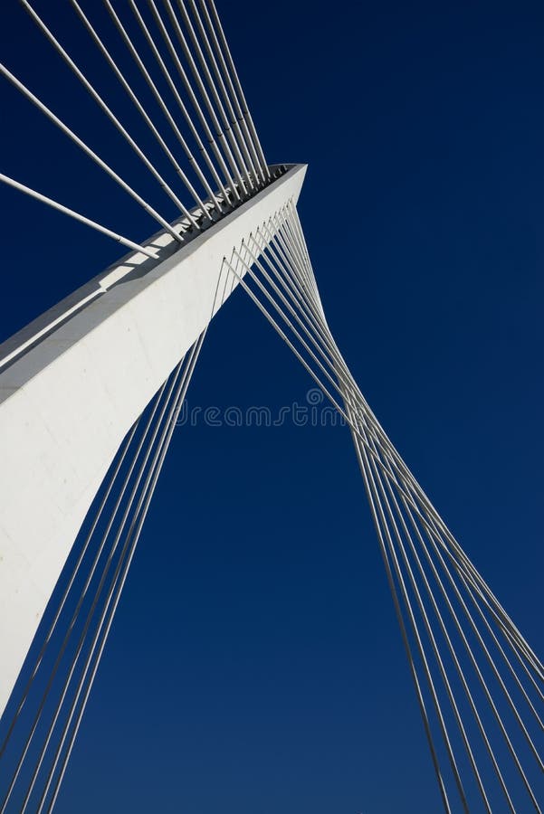 Hermoso blanco puente logrado cielo azul.