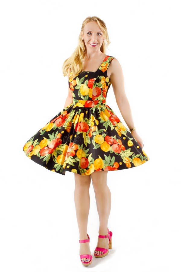 Schöne blonde Frau in bunten Obst-Kleid.