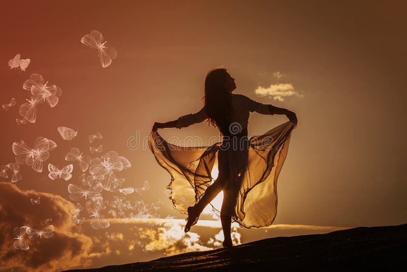 Mujer hermosa bailar sobre el Playa sobre el atardecer mariposas.