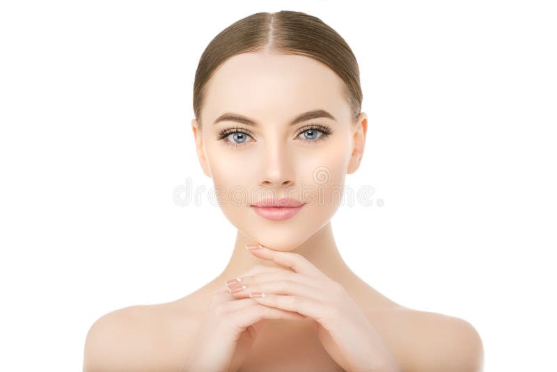 Bella donna faccia da vicino studio su bianco Beauty spa modello femminile, pulita e fresca la pelle perfetta zoom cura della Gioventù concetto Ritratto di ragazza guardando macchina fotografica, sorridente.