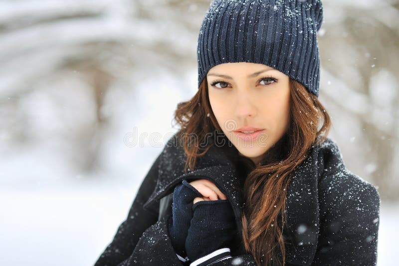 Mujer hermosa en el invierno de cerca.