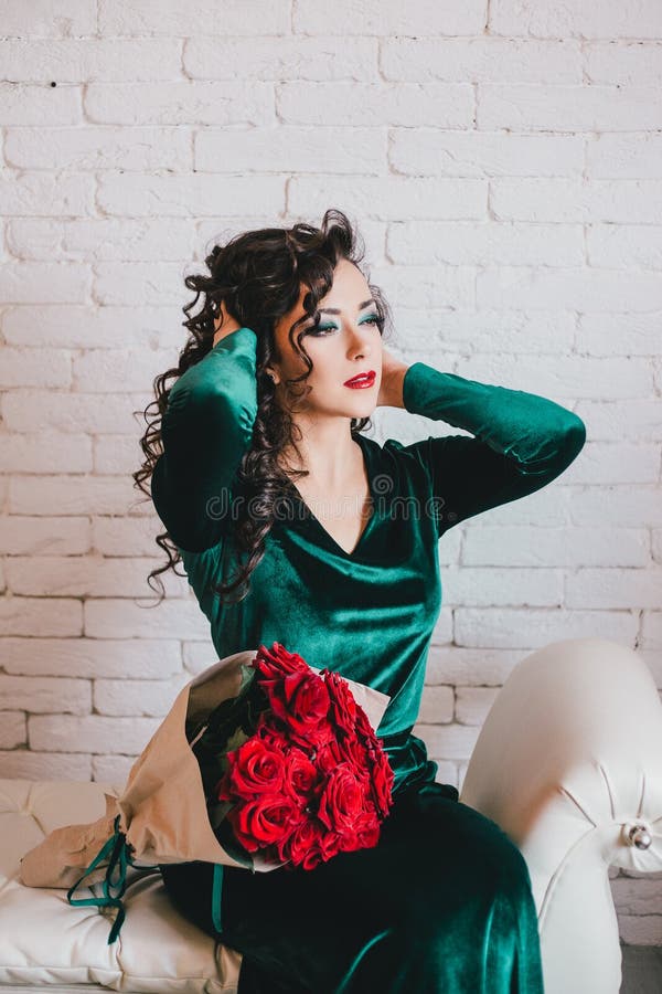 163 Beautiful Woman Green Dress Red Shoes Red Roses Stock Photos - Free & Royalty-Free Stock from Dreamstime 163 Beautiful Woman Green Dress Red Shoes Red Roses Stock Photos - Free & Royalty-Free Stock from Dreamstime