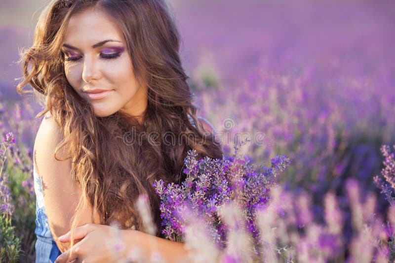 Hermoso una mujer relajante en seguimiento sobre el atardecer posesión flores.