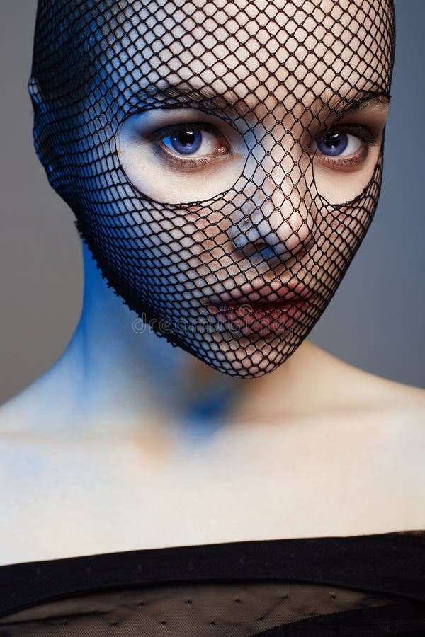 Portret haspel Leeds Beautiful Woman in Net Mask Lighted in Blue Stock Photo - Image of healthy,  masquerade: 173784230