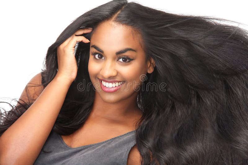 Ritratto di una bella donna sorridente, con i capelli fluenti isolato su bianco.