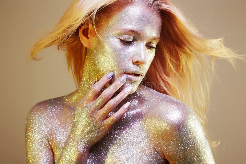 Woman with golden body paint with glitters - Free Stock Video