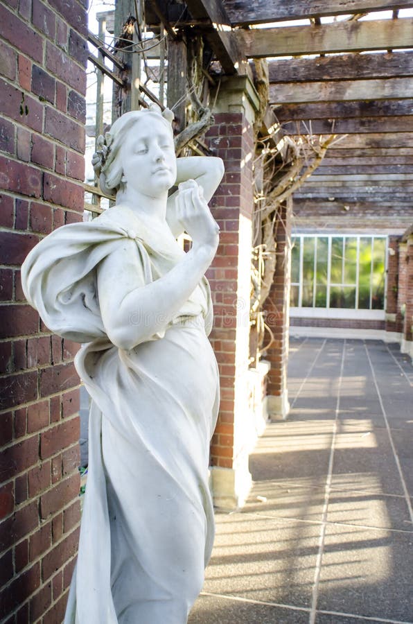 Beautiful woman statue stock image. Image of lady, monuments 39646549