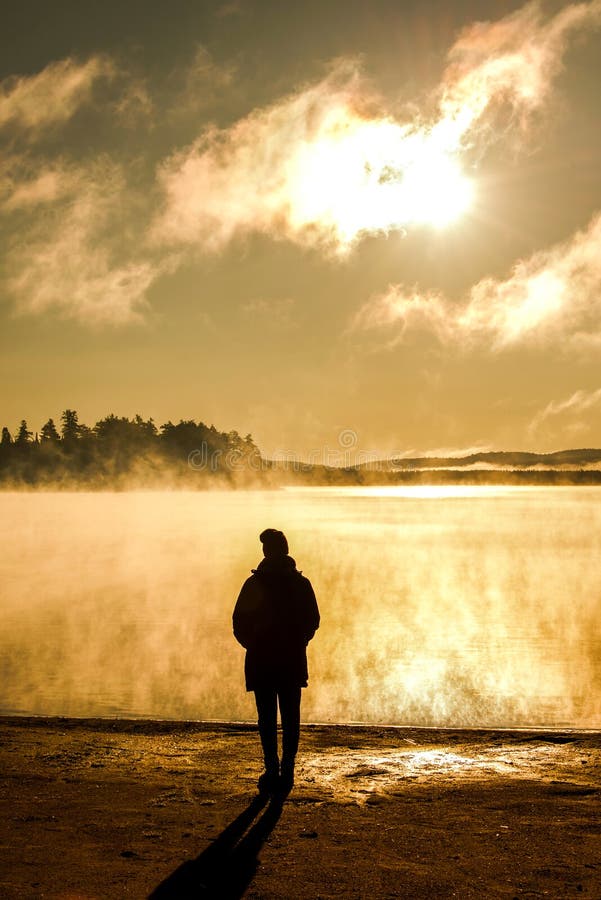 Beautiful woman stehender See des Kanada-Blicksonnenaufgangnebels Nationalpark zwei Flüsse Algonquin im Nebel bewölkte Sumpf stockbilder Beautiful woman stehender See des Kanada-Blicksonnenaufgangnebels Nationalpark zwei Flüsse Algonquin im Nebel bewölkte Sumpf stockbilder