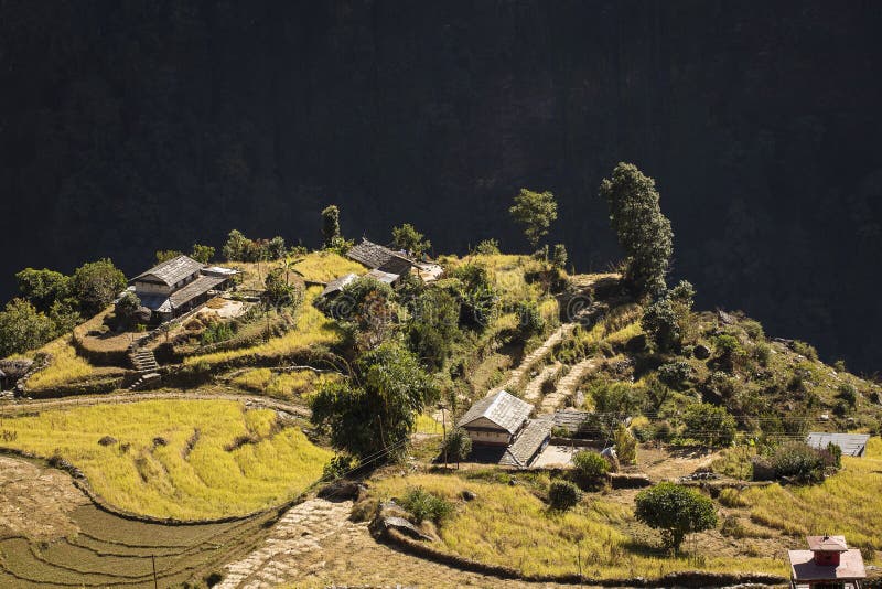 Krásný z tradiční dům z obec během v hory, nepál.