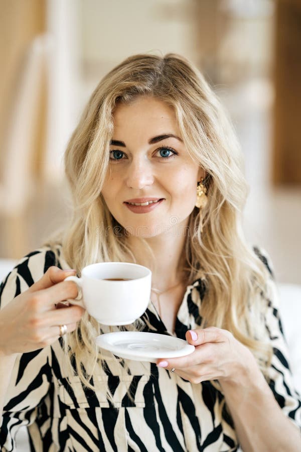 A beautiful young confident and successful girl. Portrait of a beautiful young confident and successful girl with a beautiful make-up and blond wavy-haired royalty free stock images A beautiful young confident and successful girl. Portrait of a beautiful young confident and successful girl with a beautiful make-up and blond wavy-haired royalty free stock images