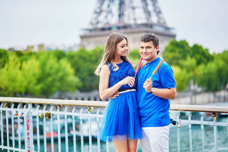 https://thumbs.dreamstime.com/b/beautiful-young-dating-couple-paris-romantic-bridge-over-seine-colorful-popsicles-eiffel-tower-background-67491310.jpg