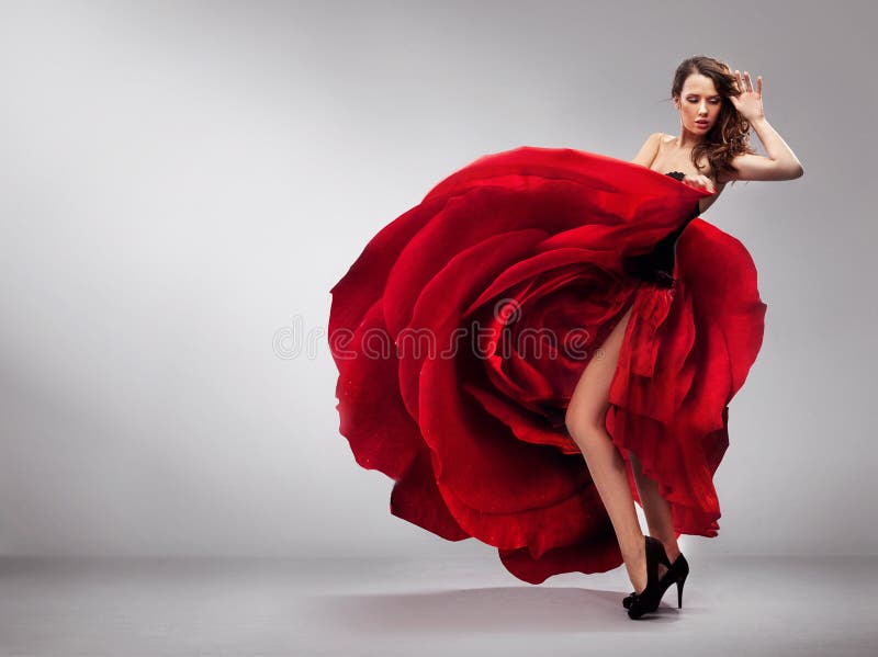 Schöne junge Frau mit roten rose Kleid.