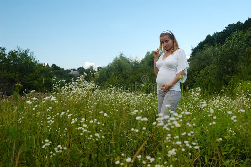 She is natural. Беременна на лугу.