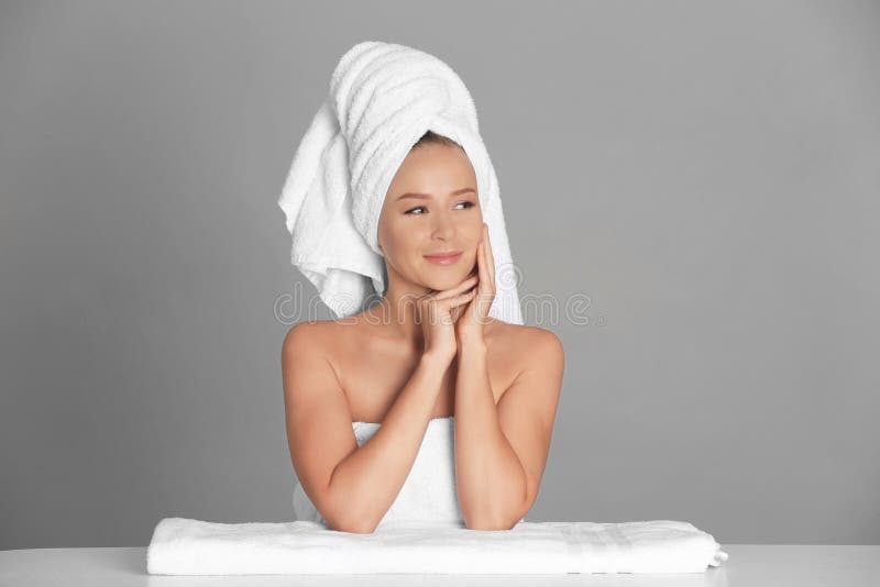 Сестра после ванной. Женщина блондинка после ванны. Девочка в шапочке после ванны. Девушка после ванной лицо шаблон. Женщины после ванны фото красивые.
