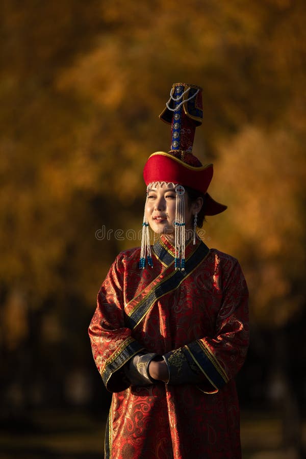 https://thumbs.dreamstime.com/b/beautiful-young-woman-posing-traditional-mongolian-dress-sunset-light-ulaanbaatar-mongolia-portrait-young-woman-160291516.jpg