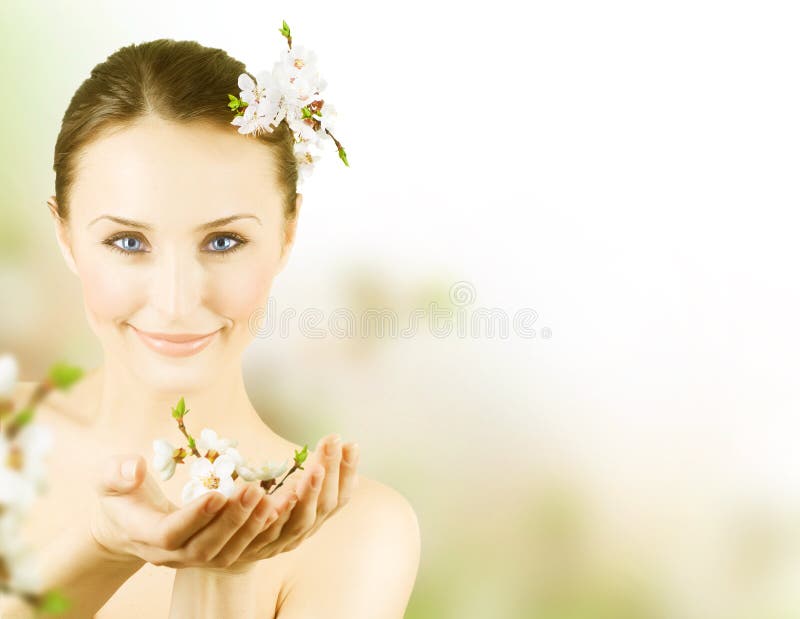 Healhy Giovane Donna con fiore di Primavera con le sue mani.