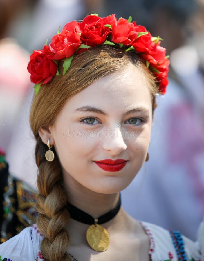 https://thumbs.dreamstime.com/b/beautiful-young-woman-wearing-flower-headdress-traditional-romanian-folk-costume-clothing-bucharest-romania-may-147414876.jpg