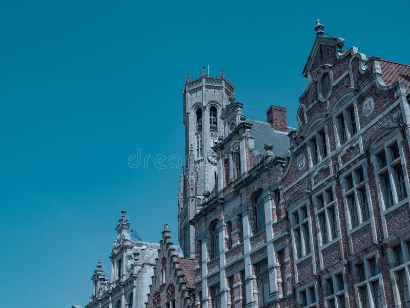 Krásne budovy v starý mesto z bruggy v belgicko na leto.