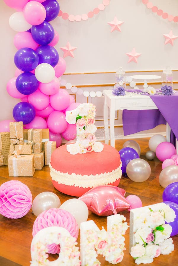 Beautifully dekorerat parti för barn` s med ballongblommor och sötsaker royaltyfria foton Beautifully dekorerat parti för barn` s med ballongblommor och sötsaker royaltyfria foton