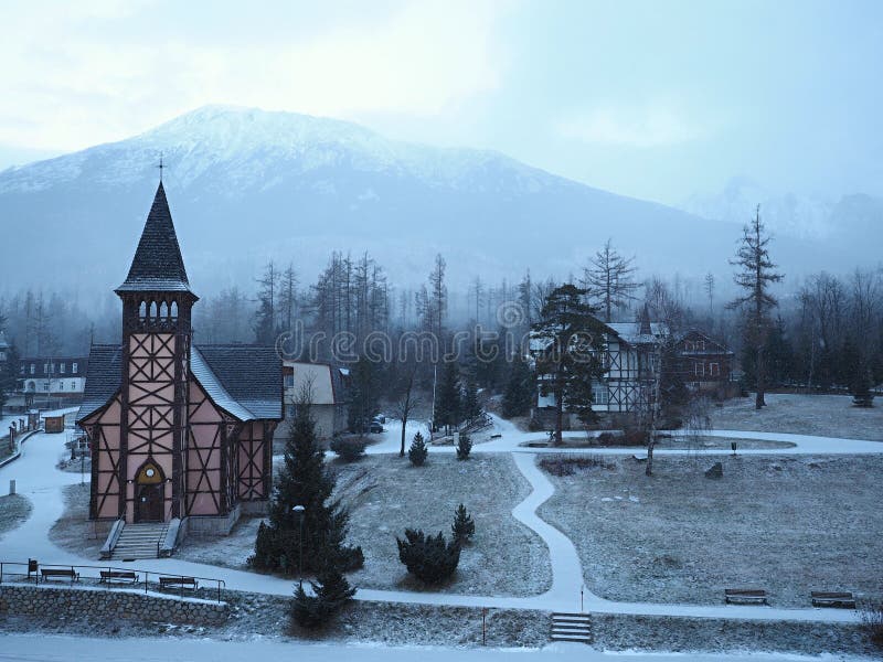 Krásne zasnežená krajina, kde je v pozadí starý kostol