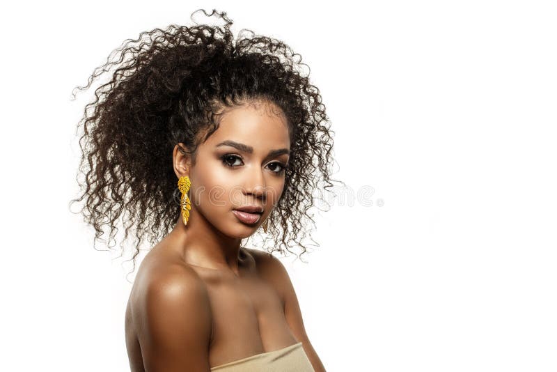Beauty Black Skin Modefrau afrikanische ethnische weibliche Gesichtspassage Junge Mädchen-Modell mit afro lizenzfreie stockfotos